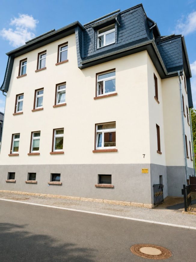 Historisches Natursteinhaus bei Aue im Erzgebirge nach der Mauertrockenlegung