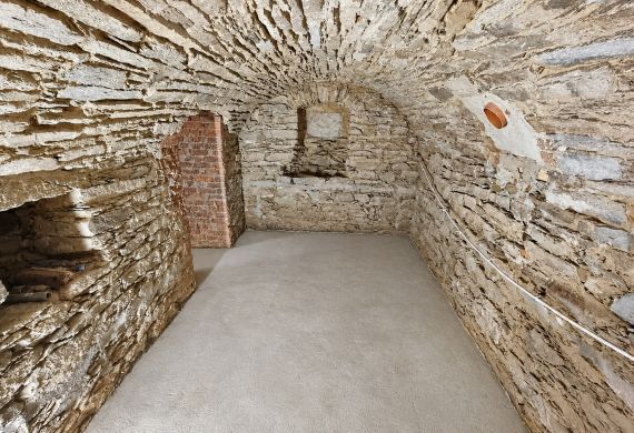 Historisches Tonnengewölbe aus Schiefergranit (1821), von Drymat trockengelegt